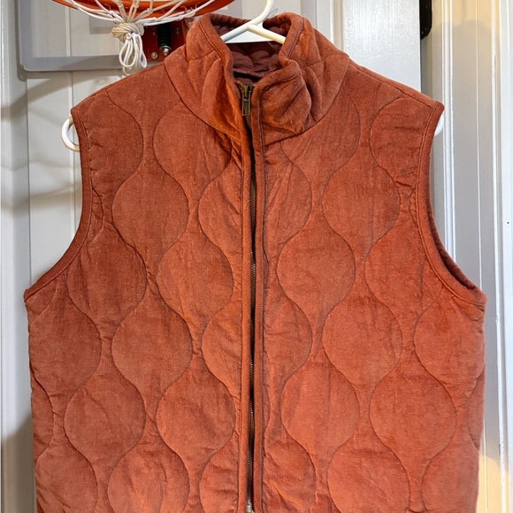 BKE Women's Rust Quilted Sleeveless Vest - Picture 4 of 10